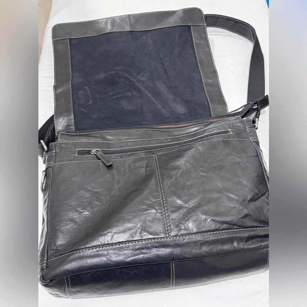 JACK GEORGES Sleek Black Leather Messenger Bag for Men